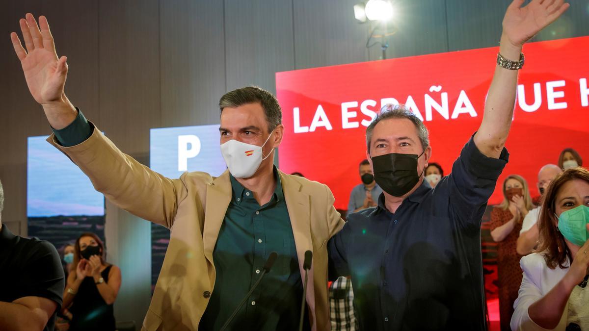 El secretario general del PSOE y presidente del Gobierno, Pedro Sánchez, junto al nuevo líder del PSOE andaluz, Juan Espadas, el pasado 17 de julio de 2021 en Sevilla.