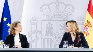 La portavoz del Gobierno, Pilar Alegría, y la vicepresidenta tercera, Teresa Ribera, antes de la rueda de prensa este martes en Moncloa.