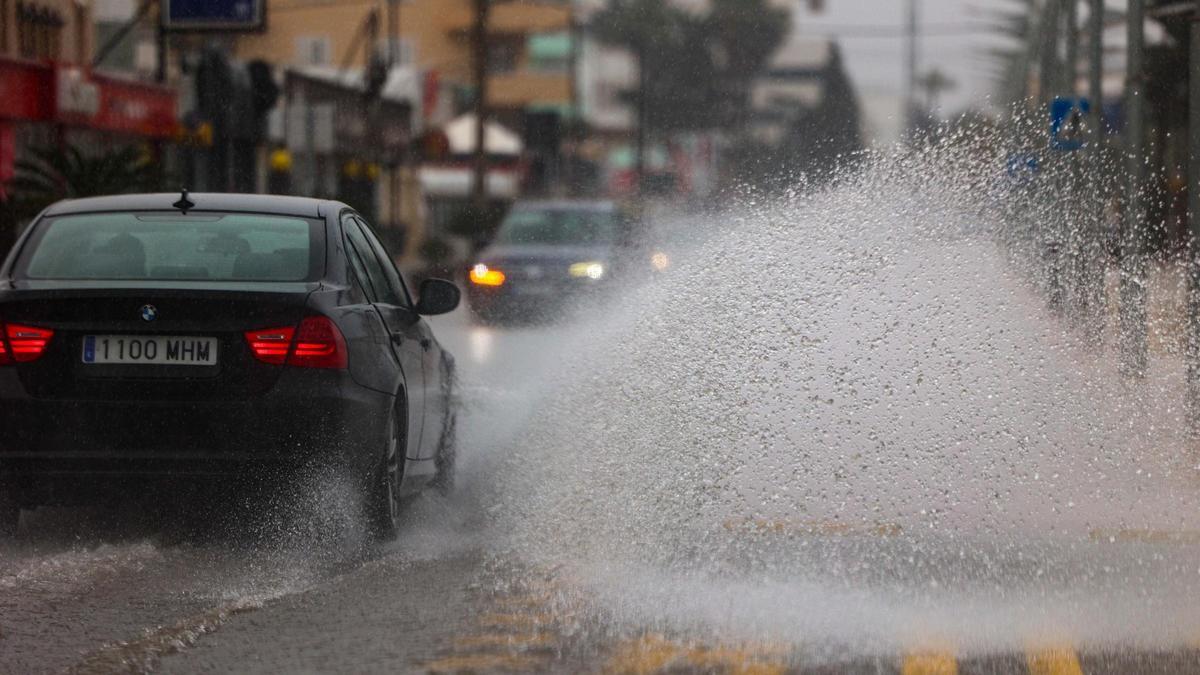 Calzada anegada de agua en Ibiza el pasado jueves.