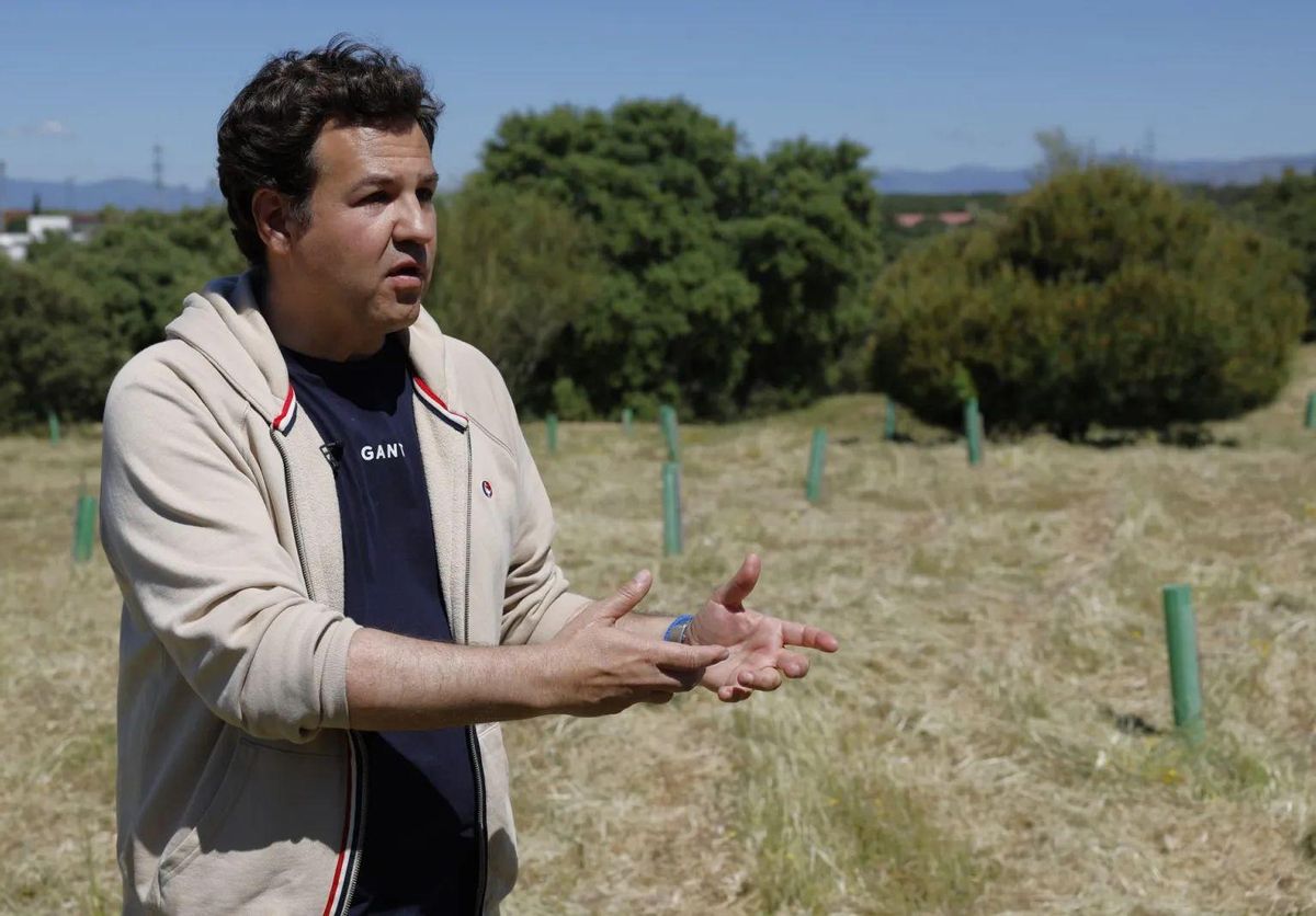 En alcalde de Las Rozas, José de la Uz, durante la entrevista en una de las plantaciones llevadas a cabo con Life Terra en el municipio madrileño.