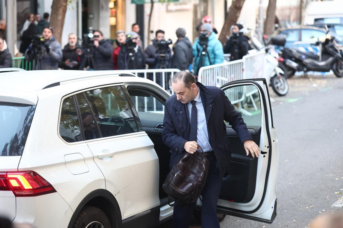 Archivo - El exministro José Luis Abalos a su llegada al Tribunal Supremo, a 27 de noviembre de 2025, en Madrid (España). El magistrado del Tribunal Supremo, Leopoldo Puente, ha citado al exministro José Luis Ábalos y al exasesor Koldo García a comparecer