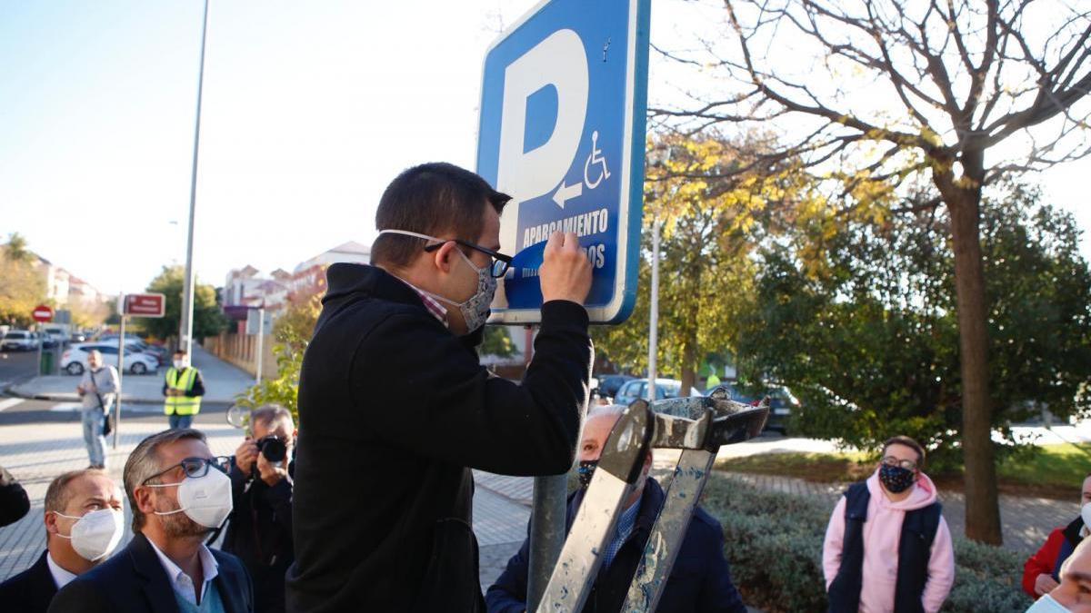 El Ayuntamiento comienza a renovar las plazas de aparcamiento para personas con movilidad reducida
