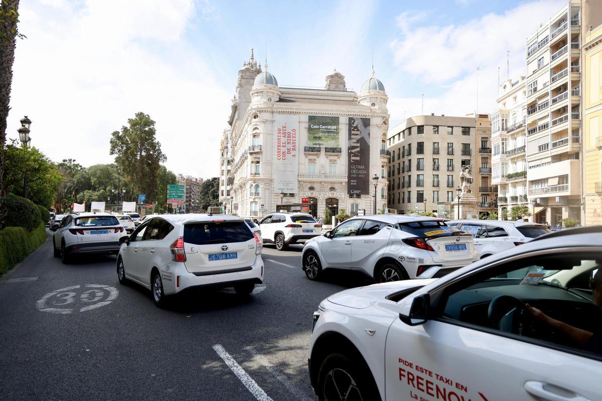 Los taxistas protestan en València contra el aumento de "coches negros haciendo de taxis"