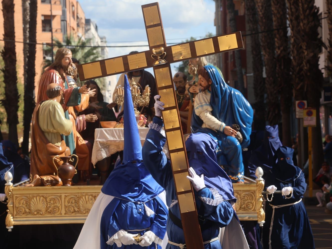 Más de 3.000 cofrades de 29 pueblos toman las calles de Alzira en la procesión diocesana