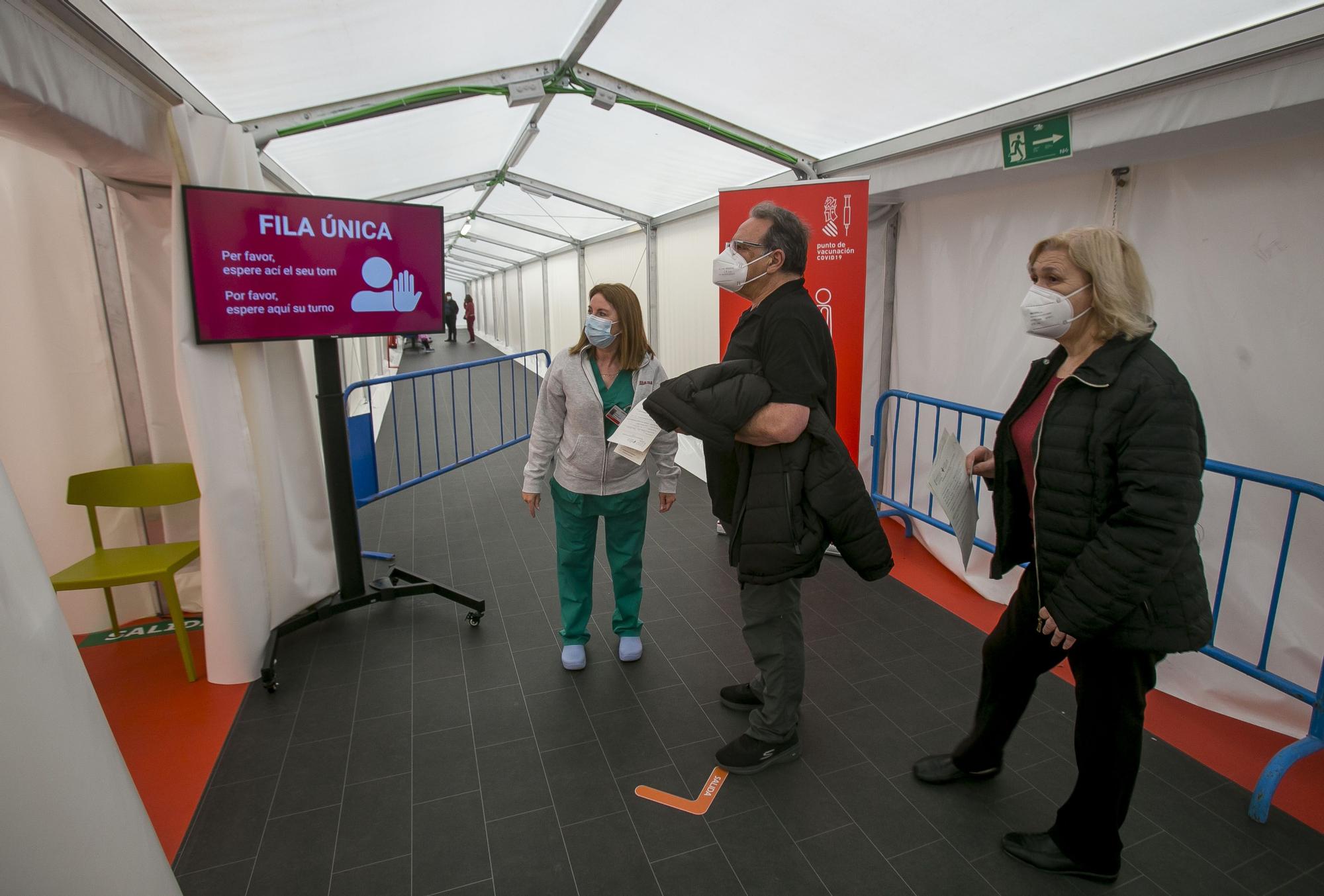 Comienza la vacunación masiva en el hospital de campaña de Alicante