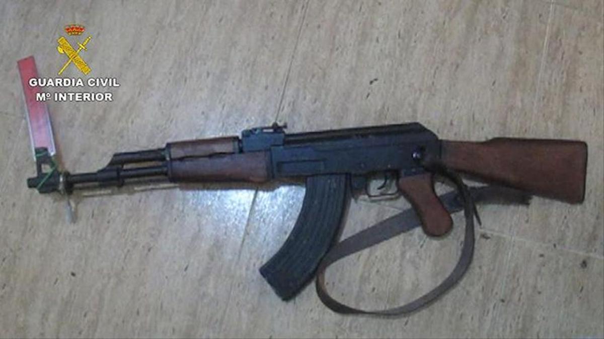 Imagen de archivo de un AK-47 intervenido por la Guardia Civil.