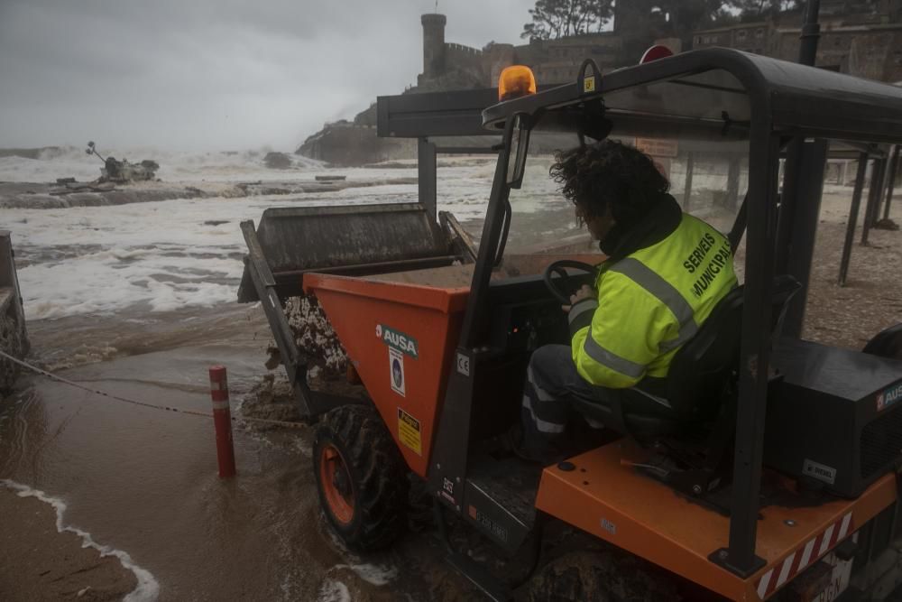 El temporal omple d'escuma de mar carrers de Tossa de Mar