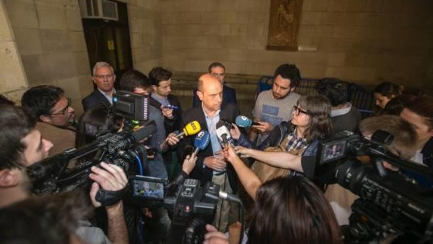 El alcalde Gabriel Echávarri negando las acusaciones el día que se presentó la denuncia.