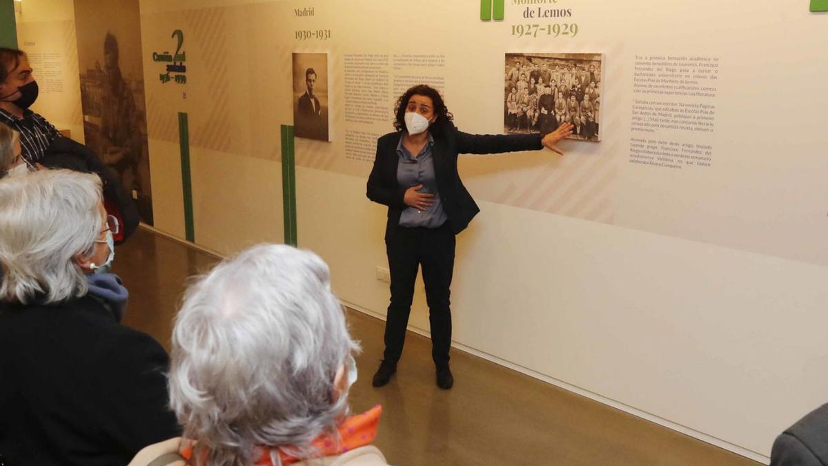 Arriba, la inauguración de la muestra de Fernández del Riego en la Pinacoteca. Abajo, el belén monumental de Casa das Artes.   | // P. HERNÁNDEZ / A. VILLAR