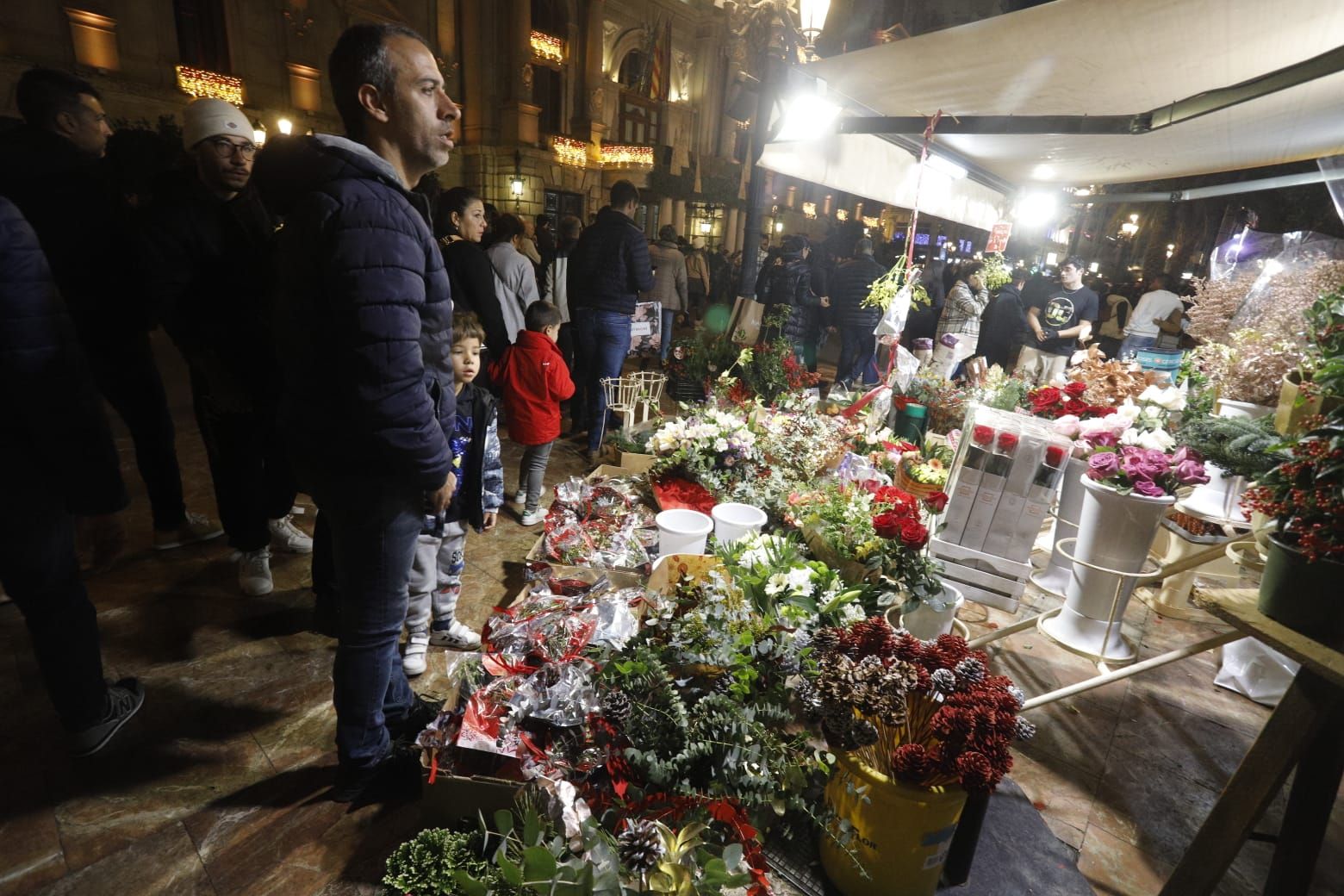 El turismo y las compras navideñas llenan las calles de València