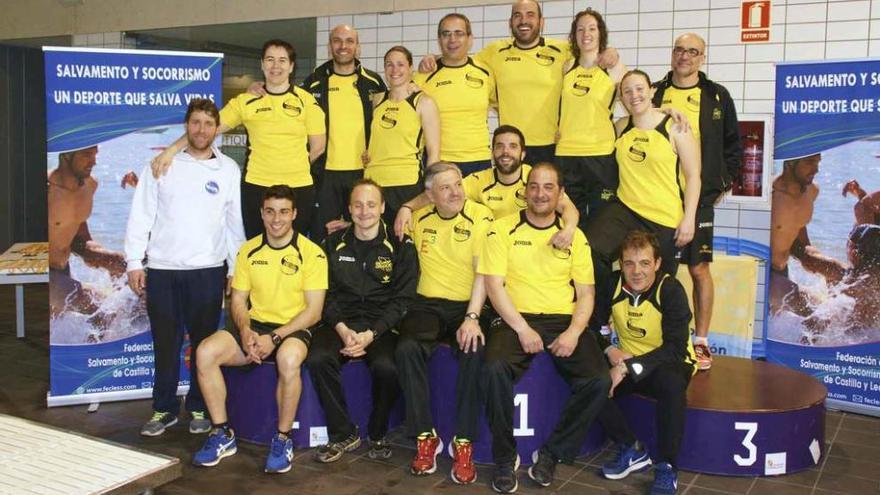 El equipo máster de Dragones Caja Rural posa orgulloso en el podio de la piscina Río Esgueva de Valladolid.