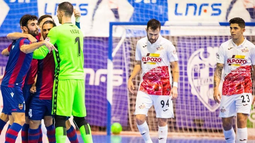 Paradynski y Darío Gil, jugadores de ElPozo, desolados tras un gol del Levante.