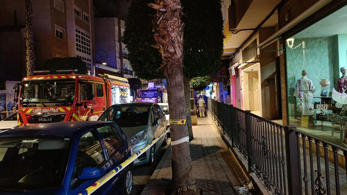 Un camión de bomberos en el lugar donde se ha producido el fuego en la calle Estación de Molina.