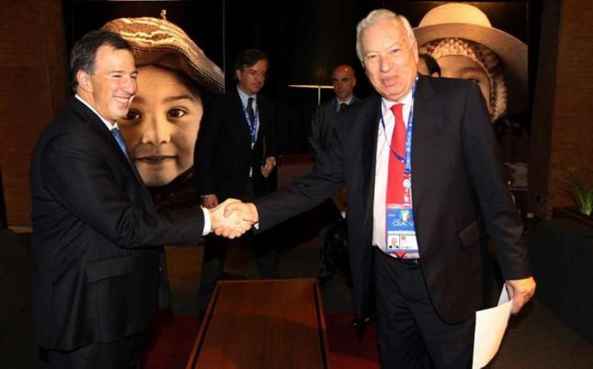 José Manuel García-Margallo saluda a su homólogo mexicano, José Antonio Meade.  // Paolo Aguilar