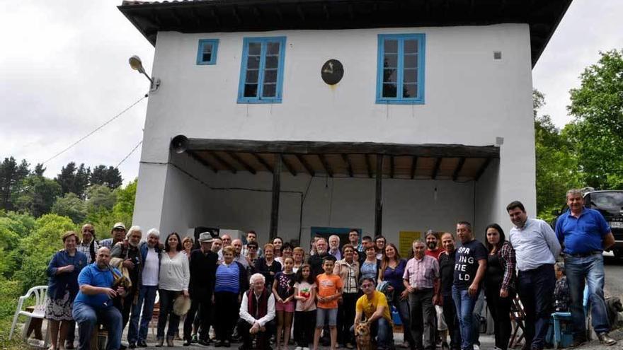 Parte de los asistentes al segundo foro de cultura vaqueira, ayer, delante de la escuela de El Pevidal.