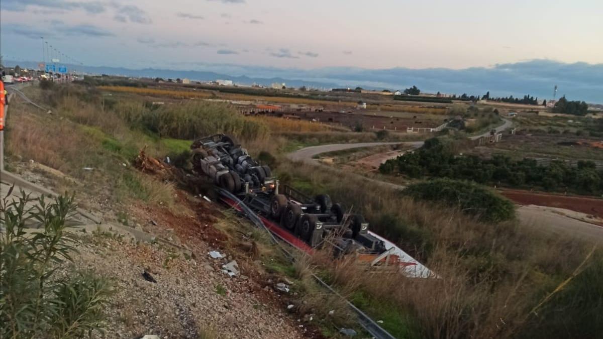 El vehículo que se ha precipitado por el desnivel en el accidente de hoy de la A-7.