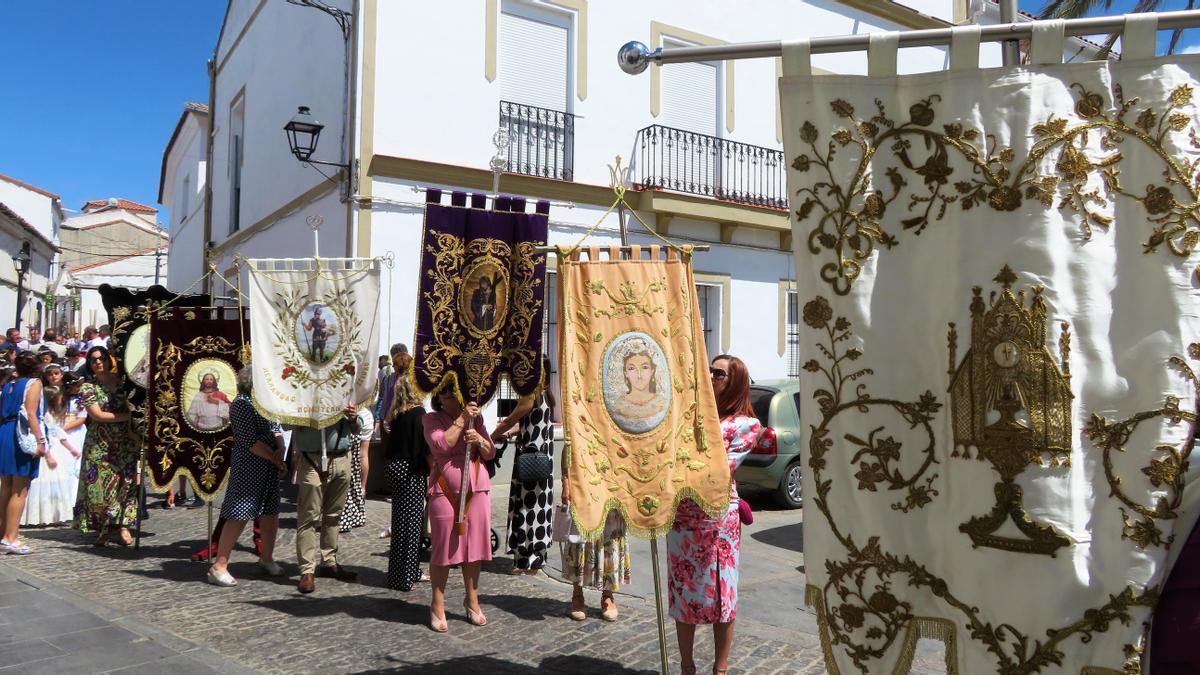 Estandartes de todas las hermandades de la Parroquia encabezados por el de la Archicofradía.