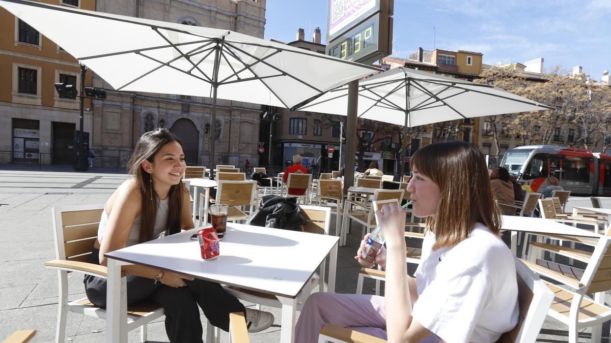 Dos jóvenes toman algo en una terraza de Zaragoza este mes de marzo