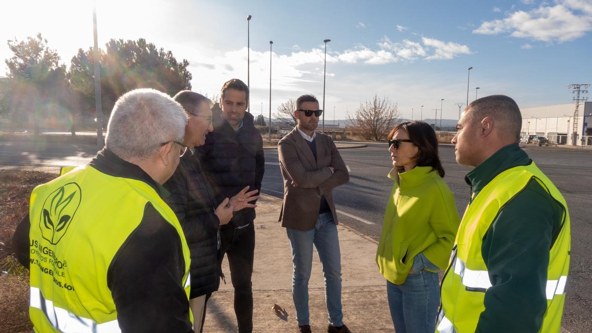 El alcalde José Francisco García, junto a los ediles Mónica Sánchez y José Santiago Villa visitando las obras