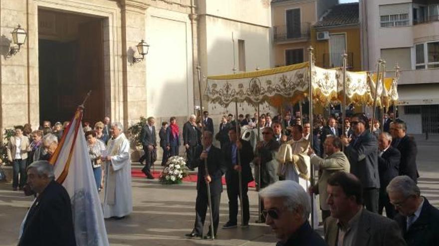 Los feligreses visitan a los impedidos en Benifaió