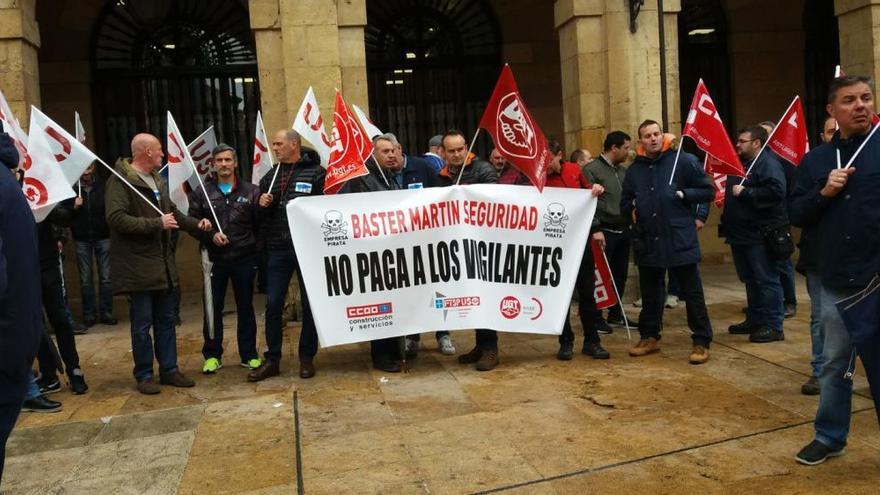 La manifestación de este mediodía en la plaza de la Constitución de Oviedo.