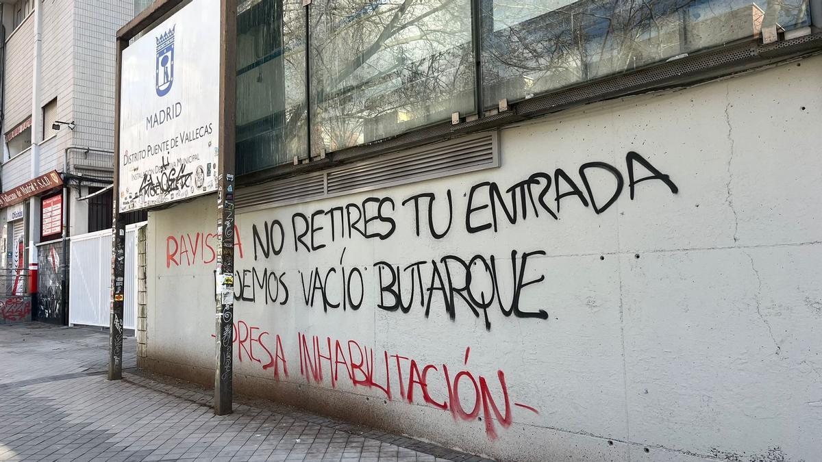 Dispositivo policial en la entrada de la Ciudad Deportiva Rayo Vallecano.