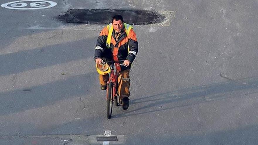 Un operario de camino a su puesto de trabajo en el Puerto de Vilagarcía.  //Iñaki Abella