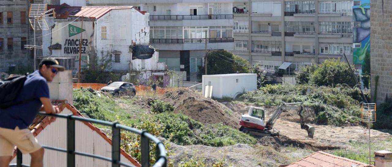 Excavadoras trabajando en el futuro Barrio do Cura, ayer.