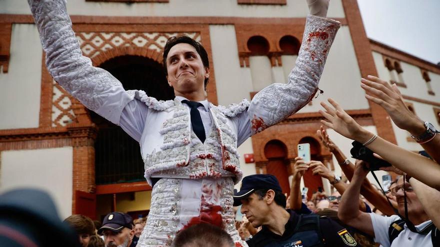Un arrollador Roca Rey desata la locura en El Bibio en otra tarde de gran entrada en los tendidos