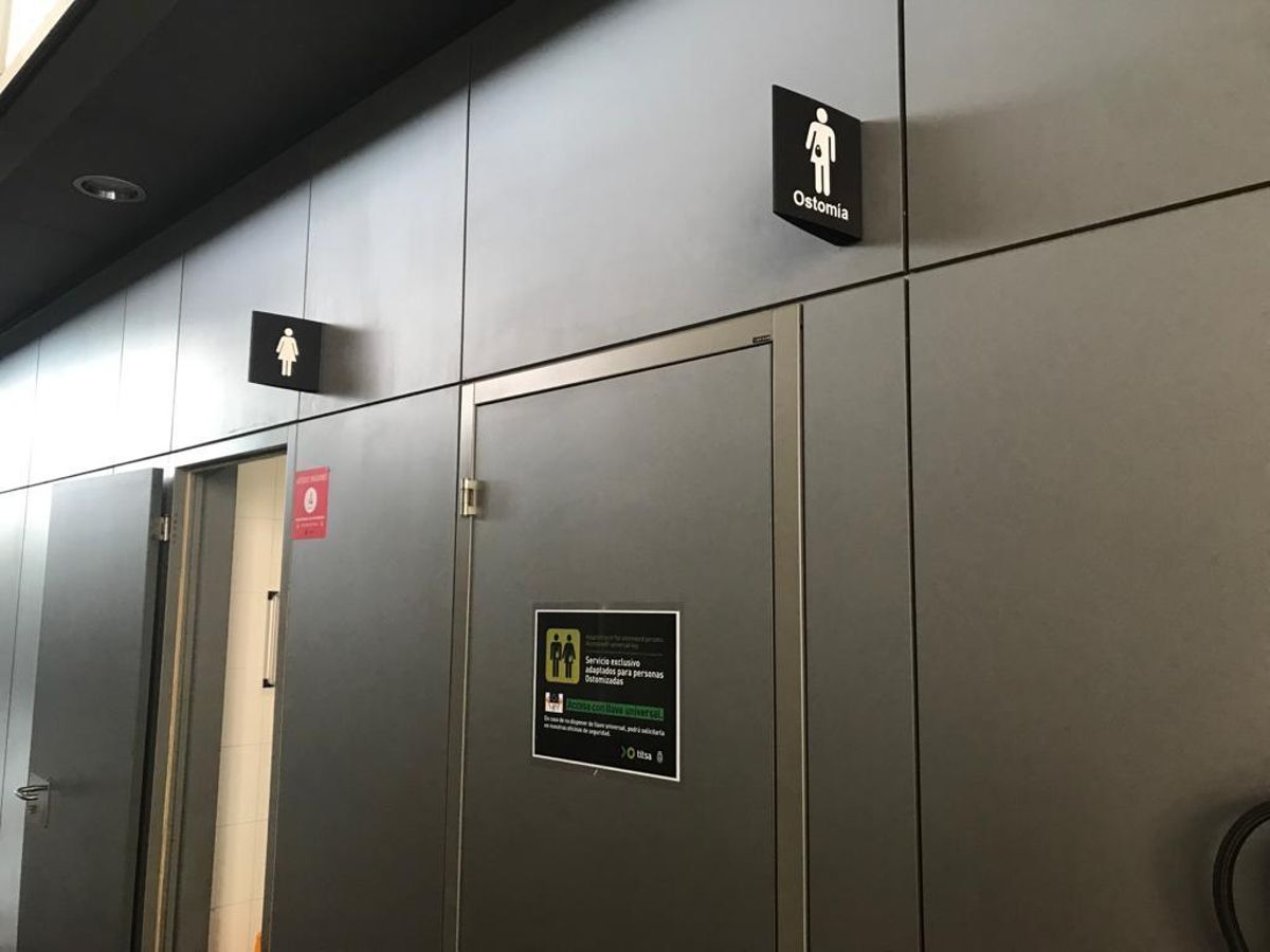 Puerta del aseo para ostomía