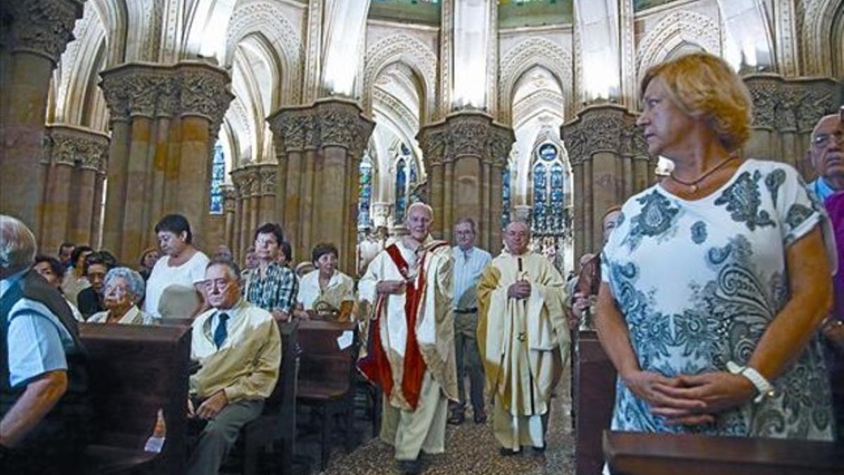 La ceremonia 8 Momento de la primera misa oficiada en la cripta de la Sagrada Família tras el incendio.