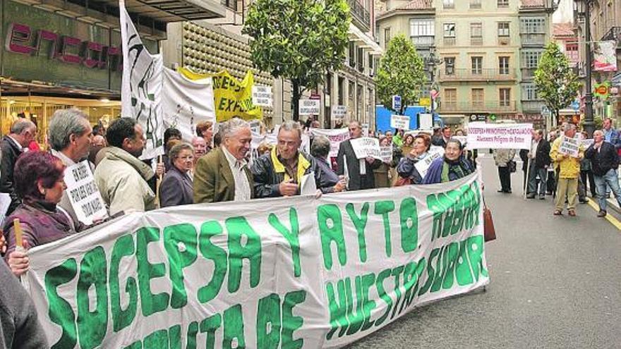 Una protesta de afectados por las expropiaciones del polígono de Bobes (Siero), en la calle Fruela de Oviedo.