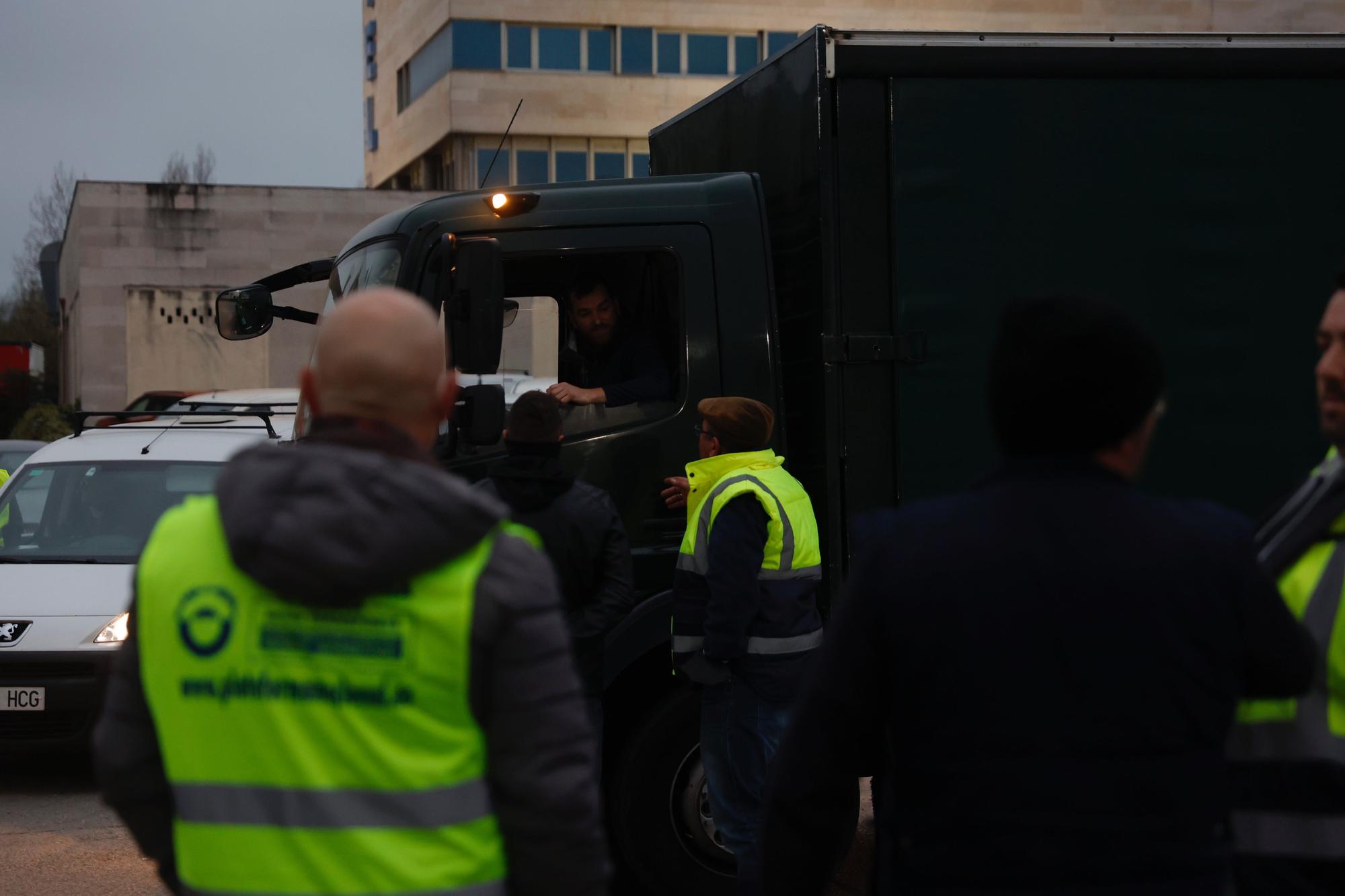 EN IMÁGENES: así está siendo el paro del transporte en Asturias