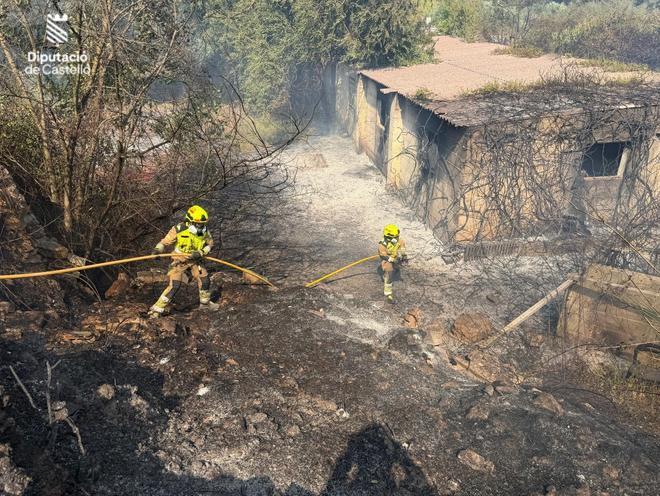 Los bomberos trabajan en los rebrotes del fuego en Artana y en Alcudia de Veo