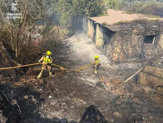 Los bomberos trabajan en los rebrotes del fuego en Artana y en Alcudia de Veo