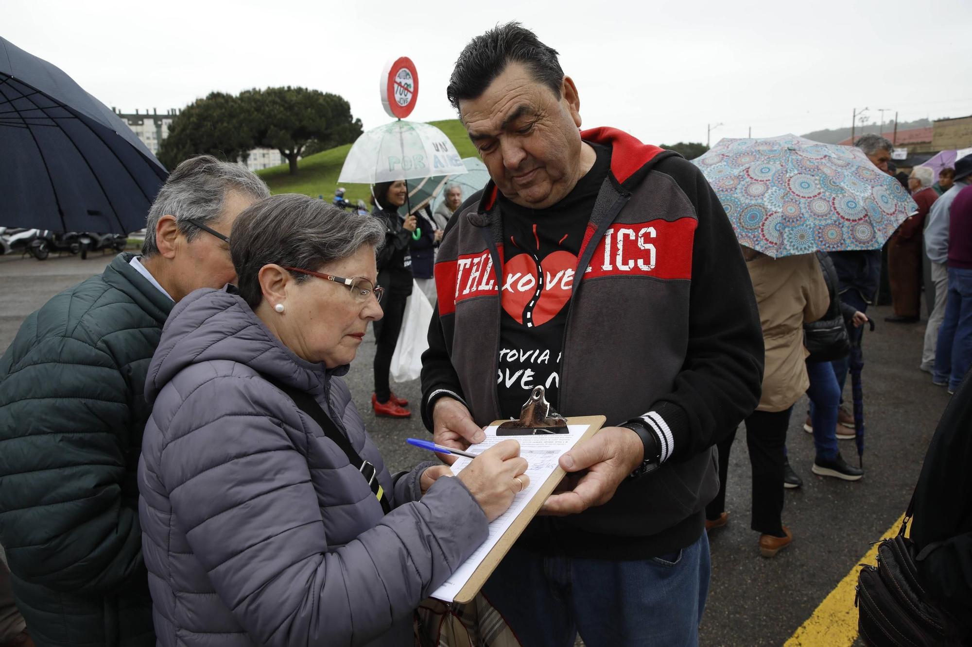 Así ha sido la movilización vecinal cortando el tráfico a El Musel (en imágenes)