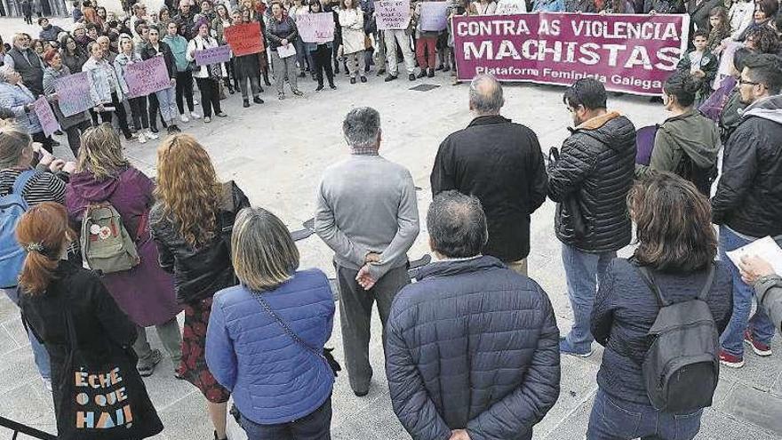 Más concentraciones en repulsa por el crimen  |  Igual que el miércoles, ayer había convocadas nuevas concentraciones para condenar el crimen del menor de A Coruña, tanto en esa ciudad como en otras como Vigo. La Coordinadora local de la Marcha Mundial de las Mujeres de A Coruña denuncia que los hijos de las mujeres maltratadas son víctimas directas de esa situación de violencia machista.