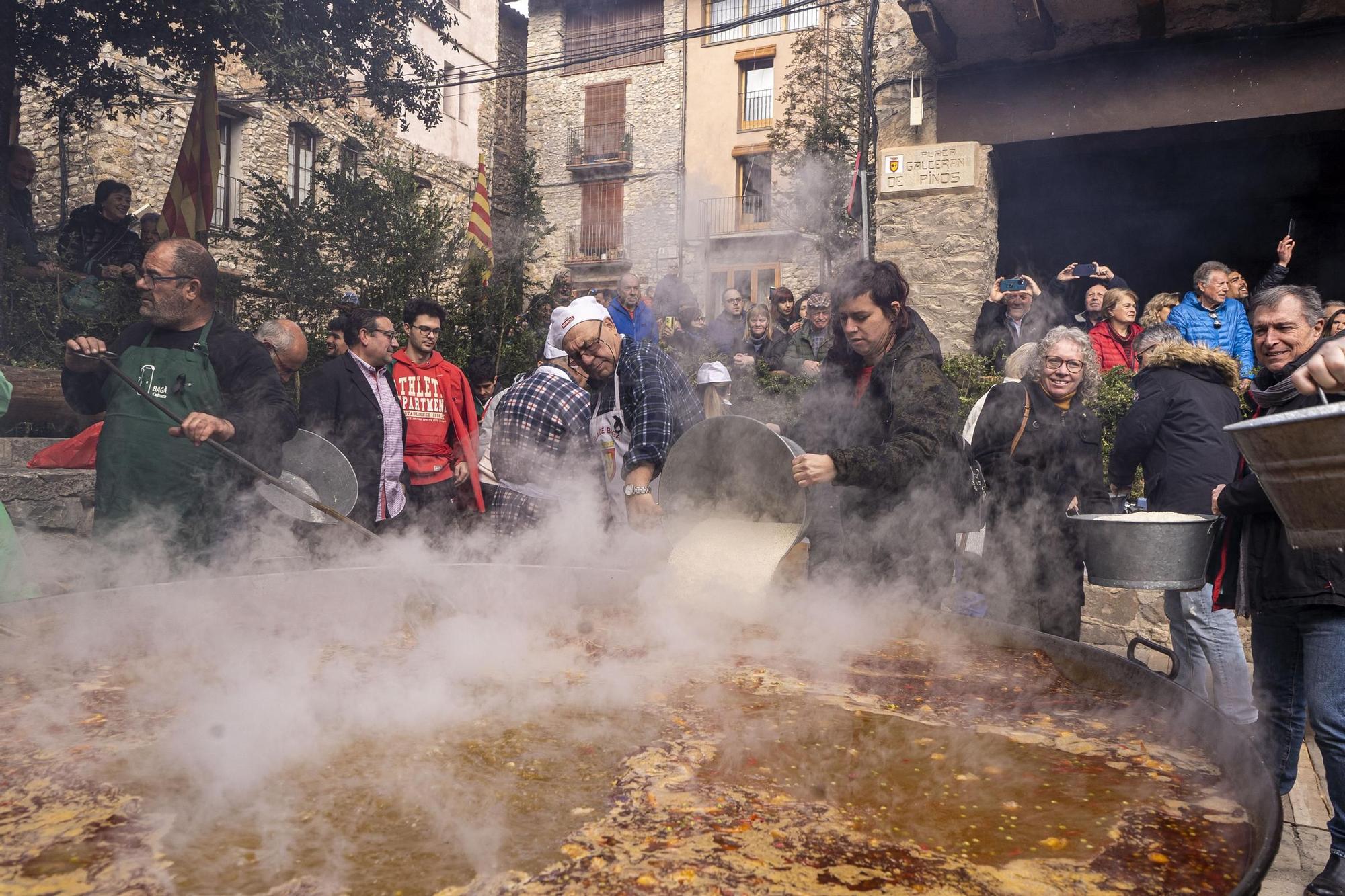 Bagà cuina el seu popular arròs per 2.500 persones