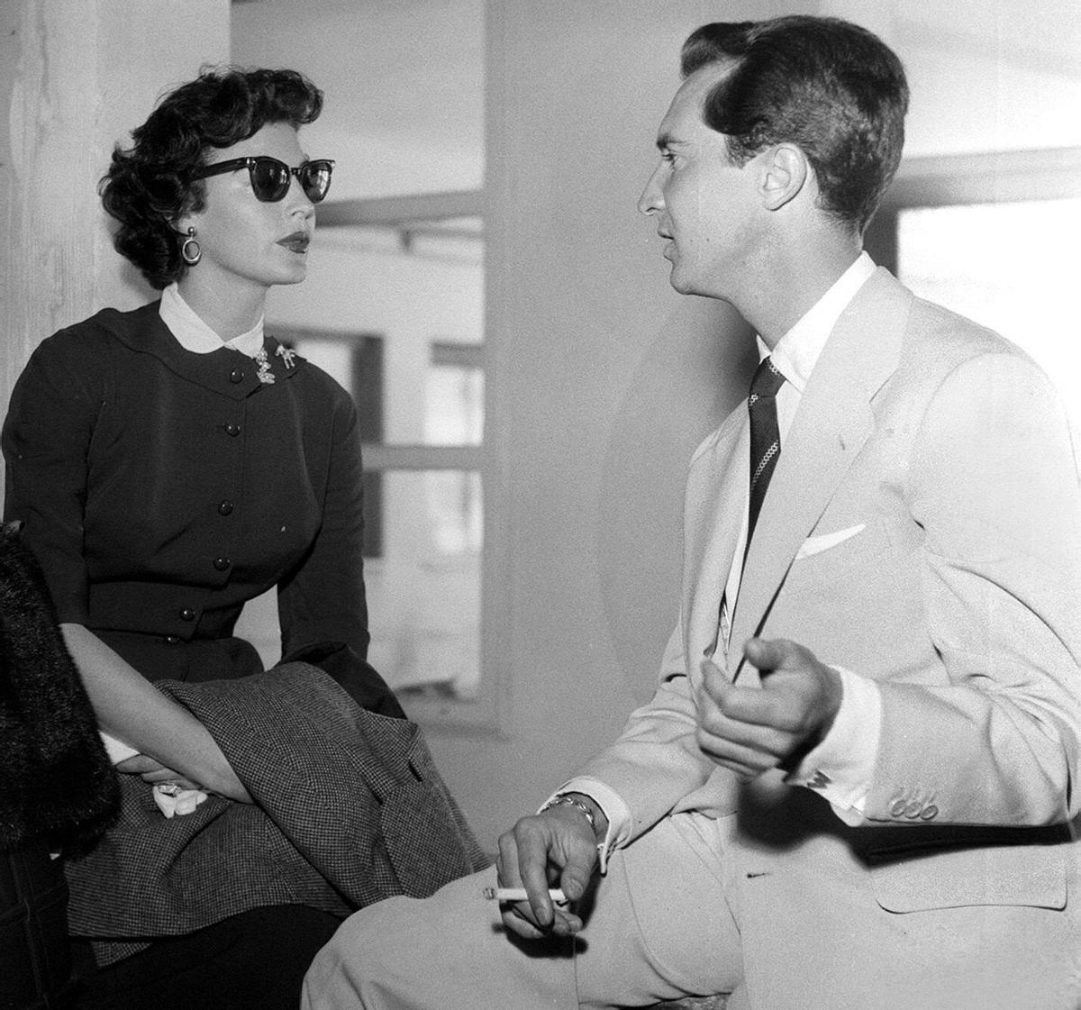 MD-15 Madrid, 27-9-04.- Doce años vivió Ava Gardner en España, entre 1954 y 1968, periodo de su biografía poco conocido que el escritor Marcos Ordóñez desvela ahora en "Beberse la vida" y que le ha servido para descubrir en pleno franquismo "un mundo subterráneo de grandes fiestas, de juergas interminables y de sexo". En la foto de archivo (25-5-1954) Ava Gardner acompañada por el torero Luís Miguel Dominguín, a su llegada al madrileño aeropuerto de Barajas, para afincarse en España tras romper su matrimonio con Frank Sinatra. EFE