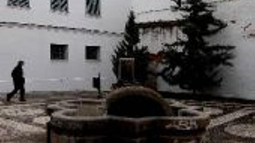 La fuente de una plaza sufre graves daños