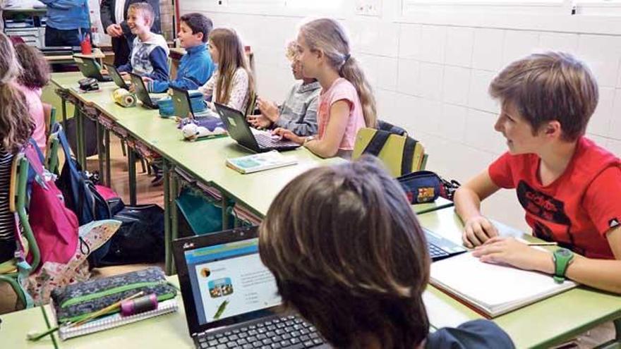 Alumnos del CEIP Bendinat ayer, durante la presentación de los videojuegos.