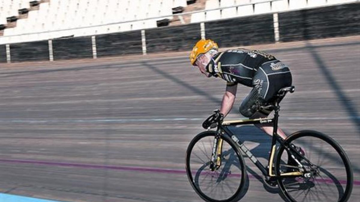 Juanjo Méndez, en el velódromo de Horta, donde se entrena con su equipo, Genesis.