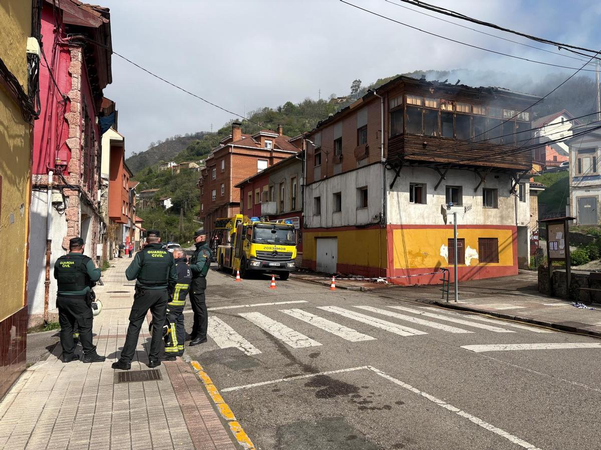 Bomberos y Guardia Civil ante la vivienda de Caborana (Aller) en la que falleció una mujer en un incendio