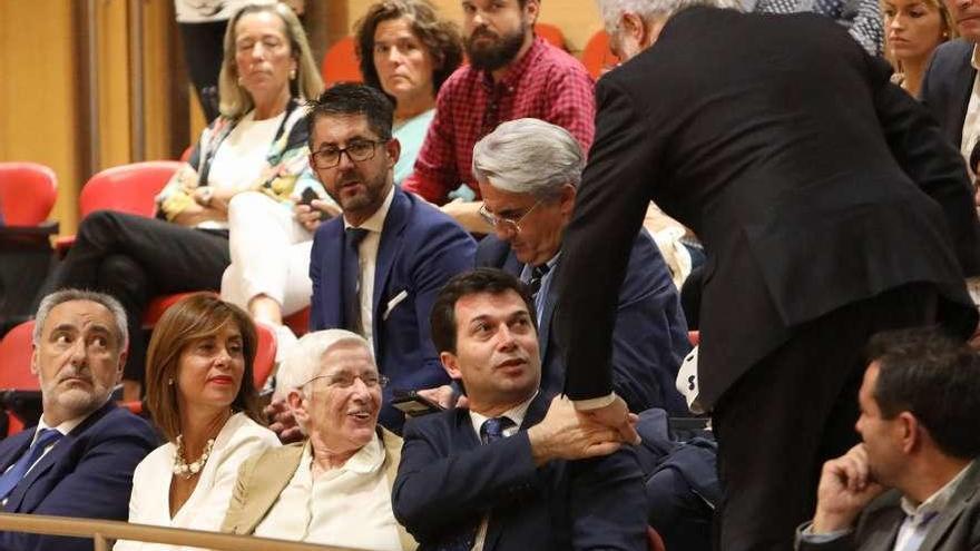Gonzalo Caballero saluda a Santalices, de espaldas, y a su derecha, Villarino, en el Parlamento. //X.A.