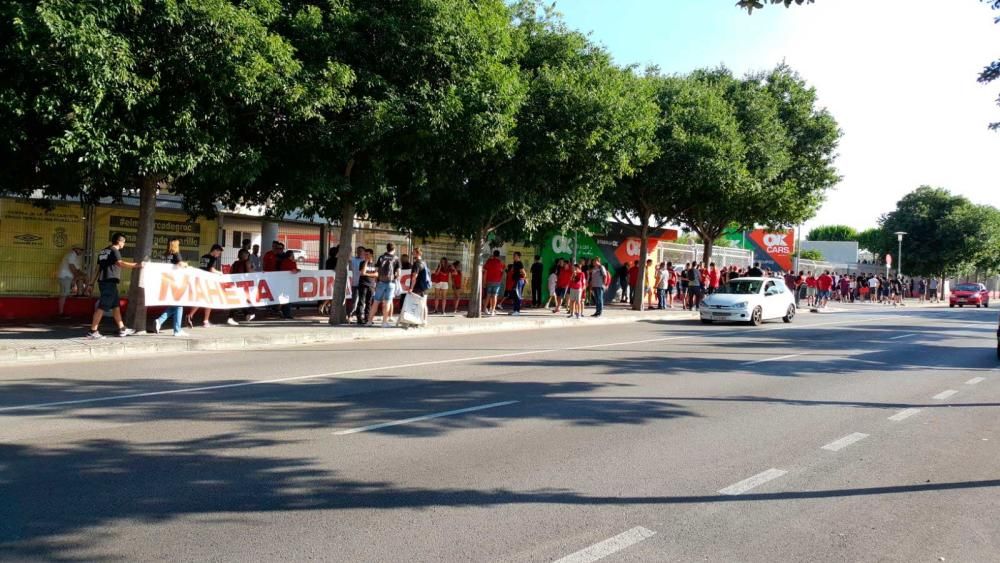 La afición del Mallorca recibe al equipo indignada