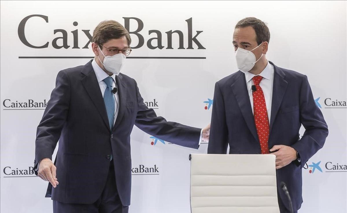 El presidente de CaixaBank Jose Ignacio Goirigolzarri (i) y el consejero delegado de la entidad Gonzalo Gortazar a su llegada a una rueda de prensa en la Sede social de CaixaBank en la Sede social de CaixaBank Valencia Comunidad Valenciana (Espana) a 26 de marzo de 2021 El proceso de fusion de CaixaBank y Bankia culmina hoy con la inscripcion de la escritura de integracion en el registro mercantil de Valencia De esta manera nace legalmente el primer grupo financiero en Espana con mas de 20 millones de clientes mas de 50 000 empleados y 6 700 sucursales 26 MARZO 2021 CAIXABANK BANKIA FUSION VALENCIA Rober Solsona Europa Press 26 03 2021