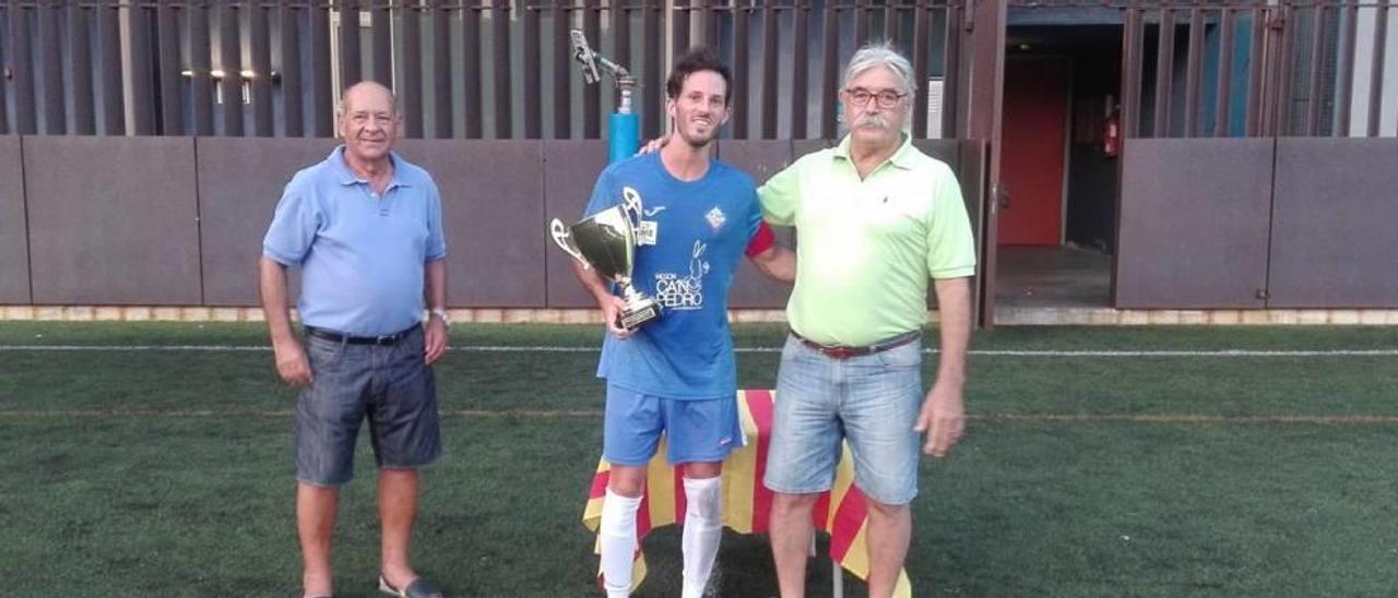 El capitán del Génova recoge el premio de campeón del trofeo Fiestas de Génova.