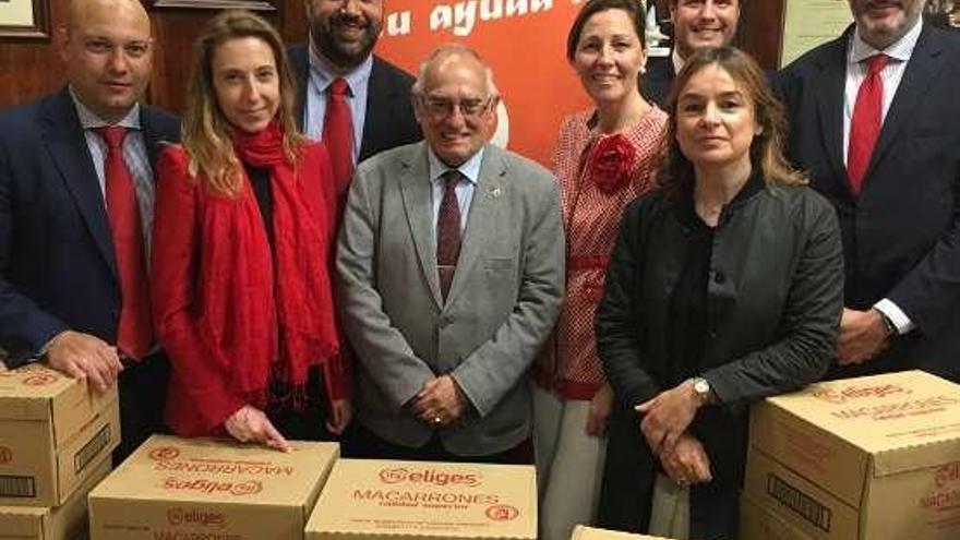 Empleados del Santander reparten más de 2.000 kilos de alimentos