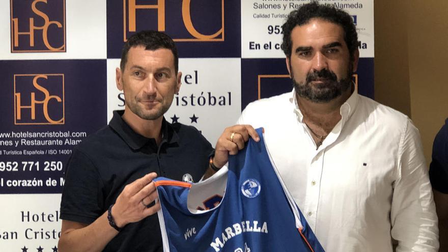 Enrique Agüera, presidente del CB Marbella y Manuel Cardeña, delegado de Deportes.