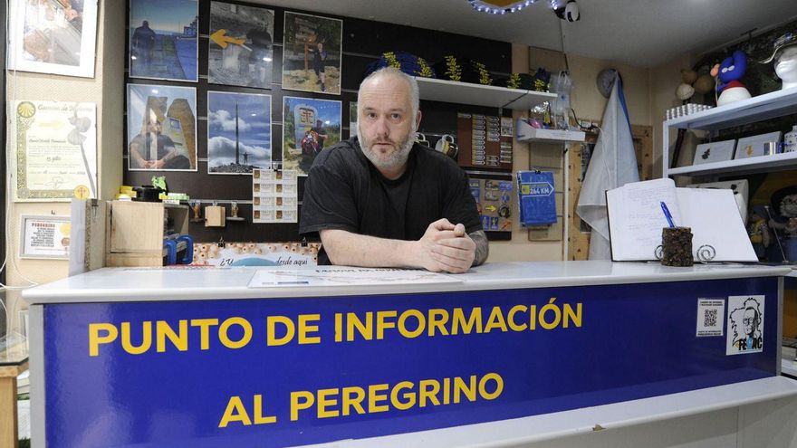 Daniel Antelo, ayer, en la oficina de Peregrinus Dezae de Lalín. |  Bernabé/Javier Lalín